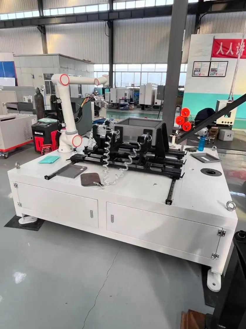 自動車用フレーム溶接用溶接ロボット