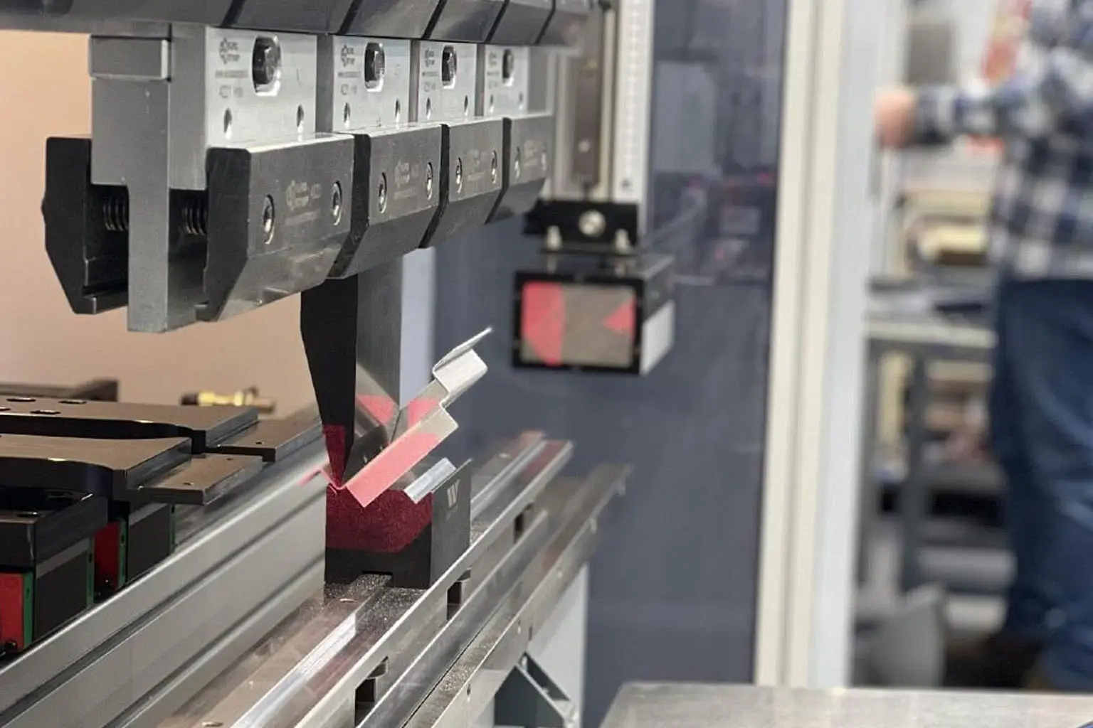 金属加工工具: 精密電力供給, 効率, およびグローバル製造