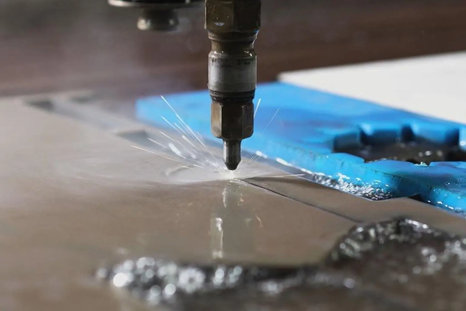 ウォータージェット切断の基本: 仕組みと重要な理由