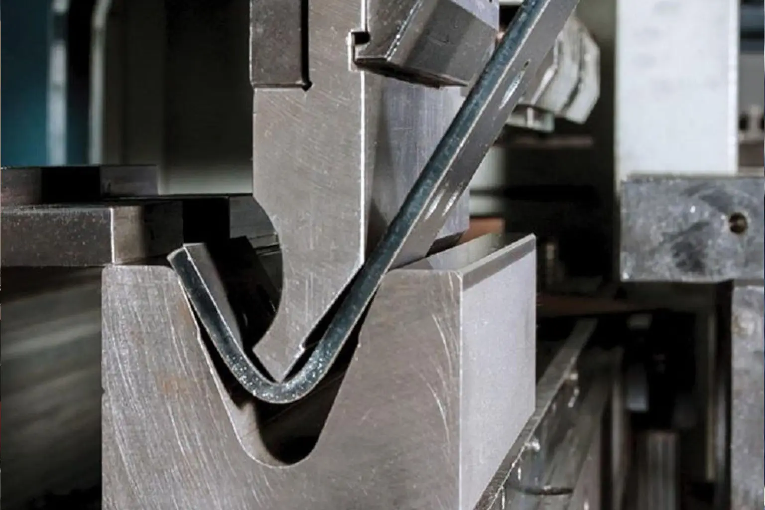 プレスブレーキキット: 金属曲げにおける精度と多様性の向上