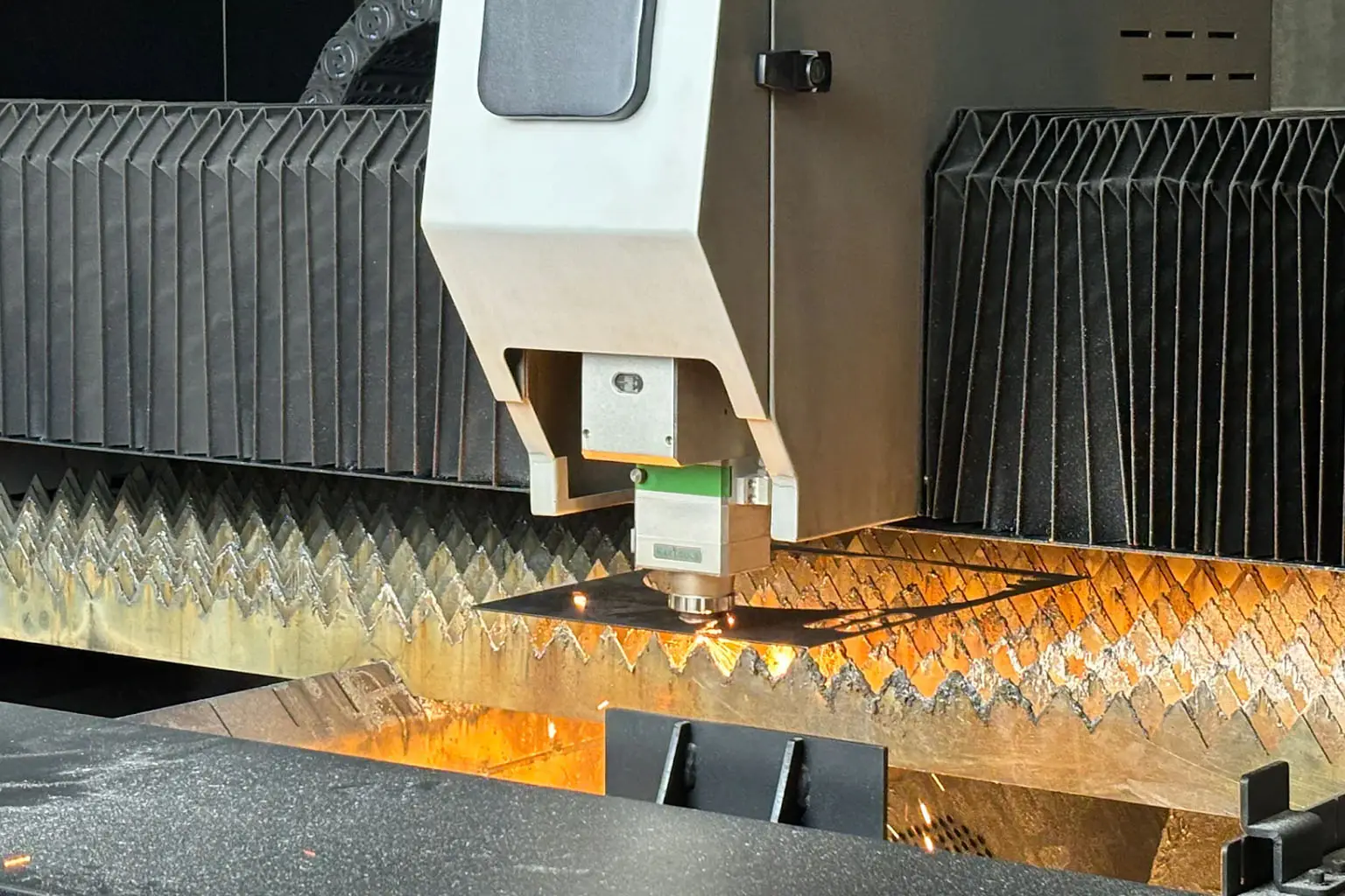 ファイバーレーザー切断厚さ: ファイバーレーザーでどれくらいの厚さまで切断できるか?